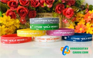 in ấn vòng tay cao su